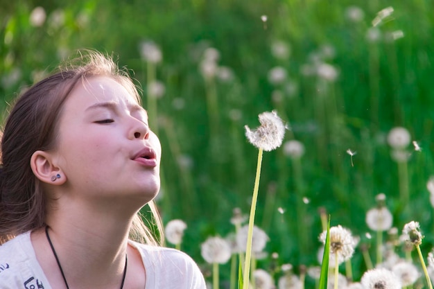 Menina, com, dandelions