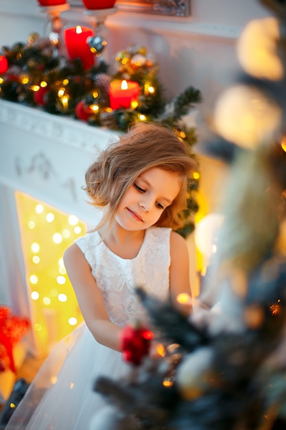 Menina com decoração de natal