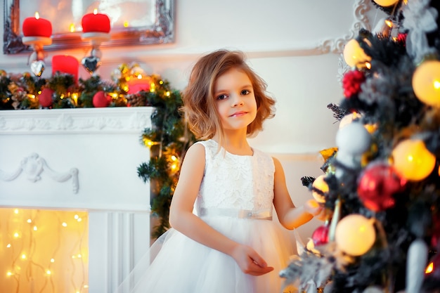 Menina com decoração de natal