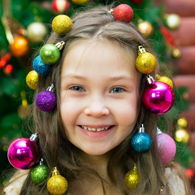Menina com decorações de Natal na cabeça dela.