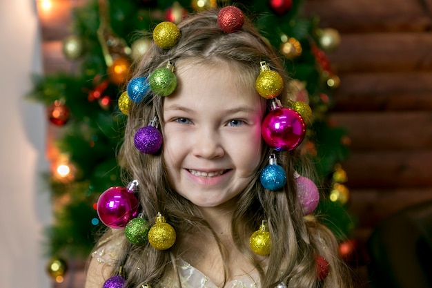 Menina com decorações de natal no cabelo dela.