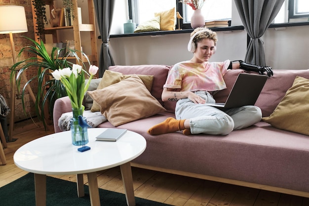 Menina com deficiência assistindo vídeo online