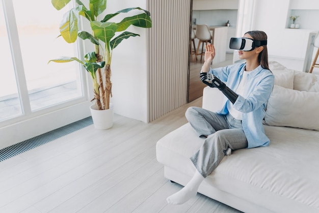 Menina com deficiência em óculos vr interage com realidade virtual por braço protético biônico em casa