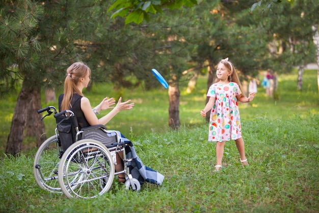Menina com deficiência joga badminton.