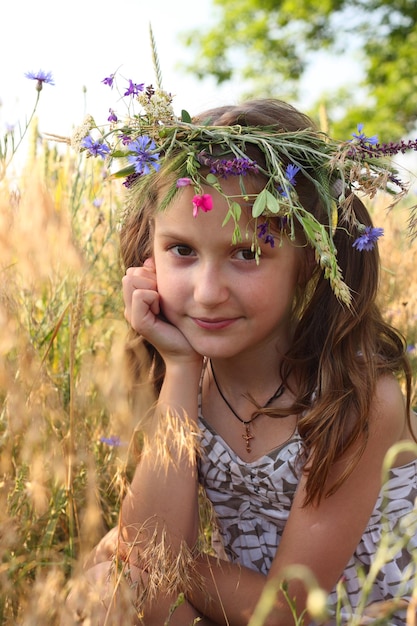 Menina com diadema de flores na cabeça