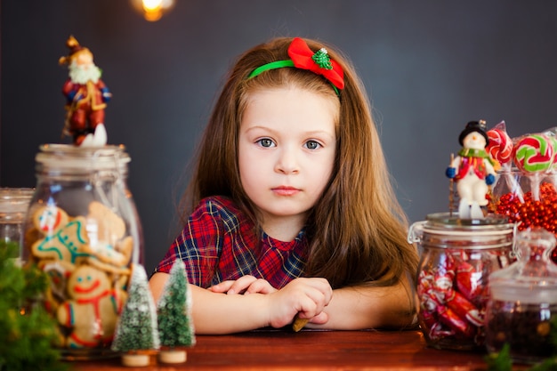 Menina com doces e pão de gengibre