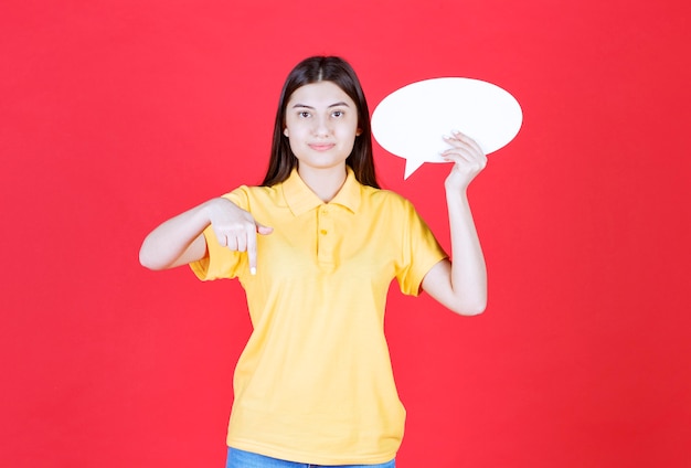 Menina com dresscode amarelo segurando um quadro oval de informações