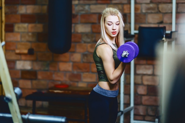 Menina, com, dumbbell, em, ginásio