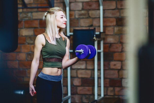 Menina, com, dumbbell, em, ginásio