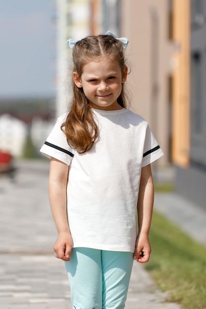 Menina com espaço de camiseta branca para seu logotipo ou maquete de design para impressão