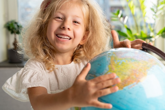 Menina com estudo global de geografia de volta à escola