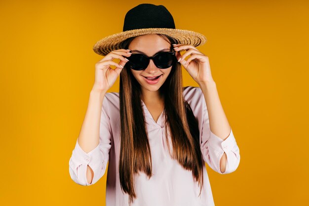 Foto menina com expressão facial 