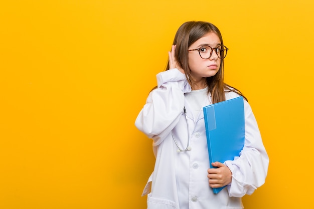 Menina com fantasia de médico