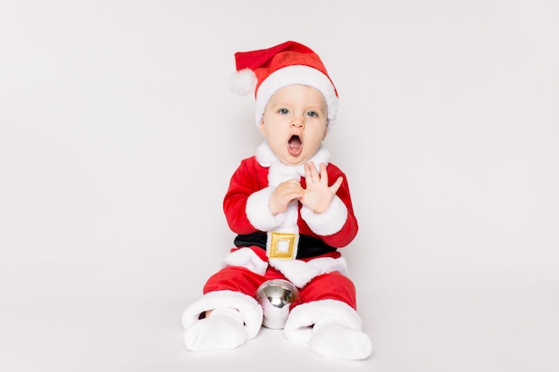 Menina com fantasia de Papai Noel