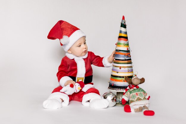 Menina com fantasia de Papai Noel