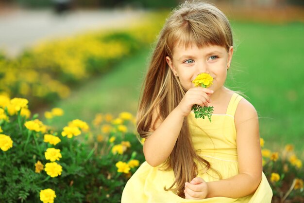 Menina com flores lá fora