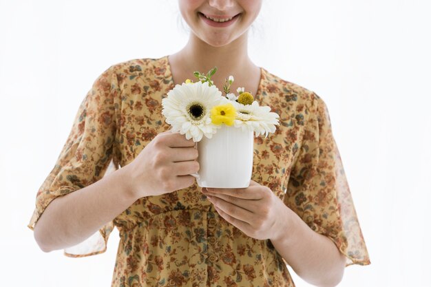 Menina com flores na xícara de café