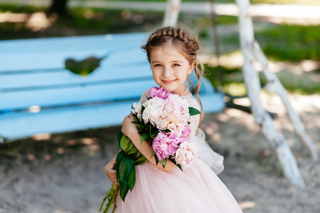 Menina com flores no parque