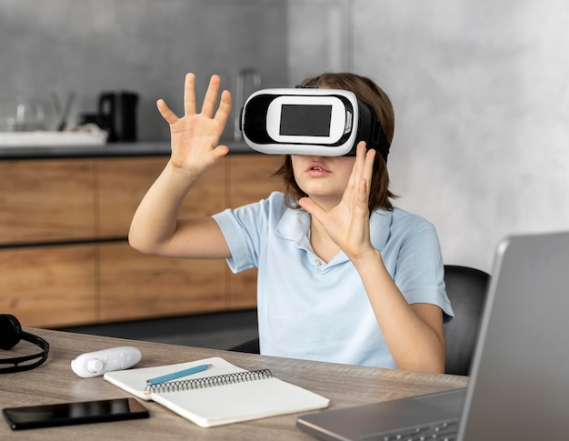 Menina com fone de ouvido de realidade virtual