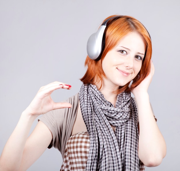 Menina com fones de ouvido modernos.