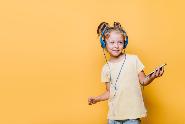 Foto menina com fones de ouvido