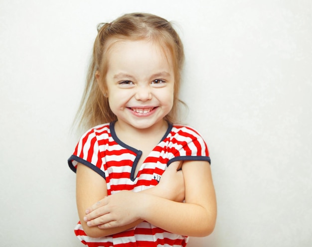 Menina com foto de retrato de sorriso largo e sincero