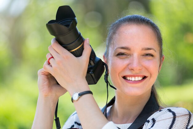 Menina com fotocamara no parque