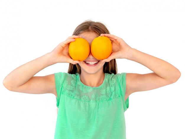 Menina com frutas frescas de laranja