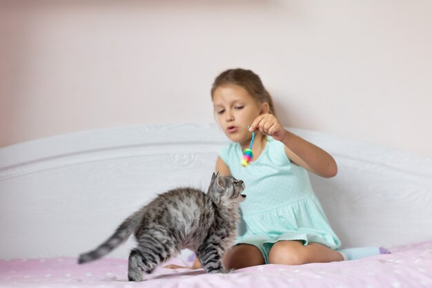 Menina com gatinho na sala