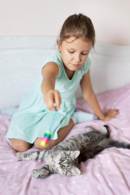 Menina com gatinho na sala