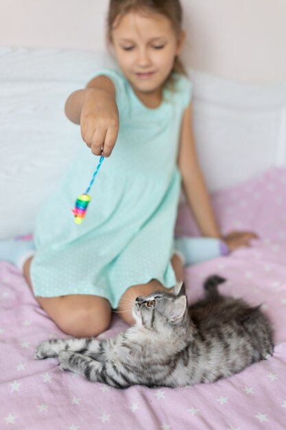 Menina com gatinho na sala