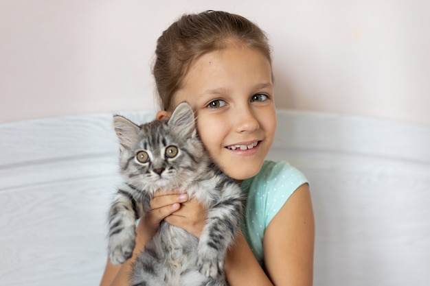 Menina com gatinho na sala