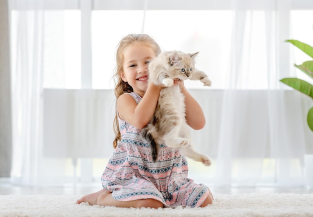 Menina com gatinho ragdoll