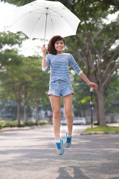 Menina com guarda-chuva