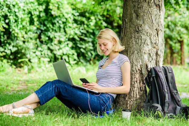 Menina com laptop Blogger se inspirando na natureza mulher tem negócios on-line Escritor de comunicação na Web com notebook verão on-line Blogger cria conteúdo para rede social Apenas inspirado