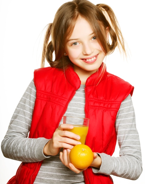 Menina com laranjas e suco. isolado no branco.