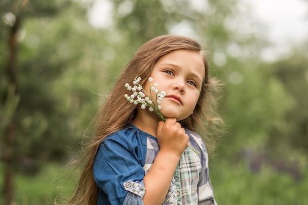 menina com lírio do vale na natureza