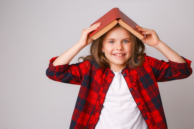 Menina, com, livro, ligado, dela, cabeça