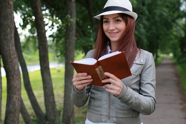 Menina com livro no parque