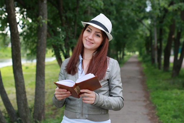 Menina com livro no parque