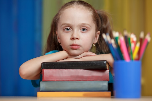 Menina com livros na escola