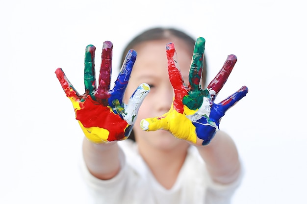 Foto menina com mãos pintadas coloridas