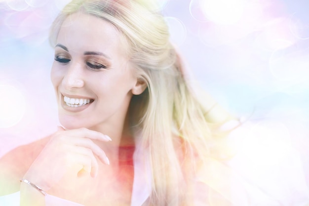 menina com maquiagem de verão em fundo branco desfocado com bokeh rosa / linda maquiagem brilhante, modelo de glamour de estilo profissional