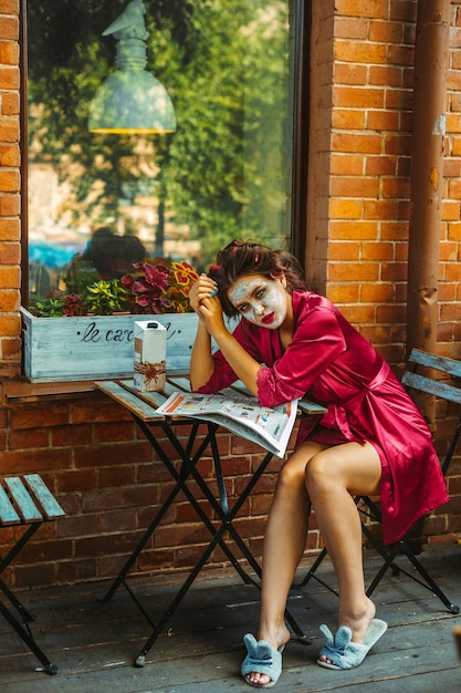 Foto menina com máscara facial e roupão de banho