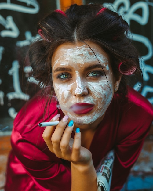 Menina com máscara facial e roupão de banho