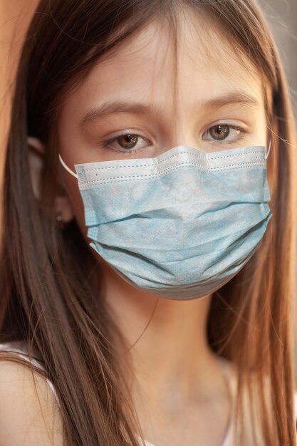 Menina com máscara médica close-up