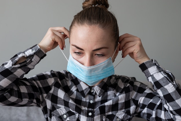 Menina com máscara médica para protegê-la do vírus