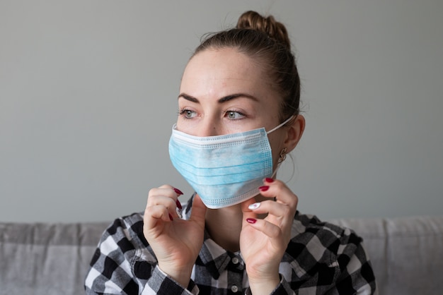 Menina com máscara médica para protegê-la do vírus