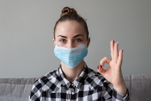 Foto menina com máscara médica para protegê-la do vírus