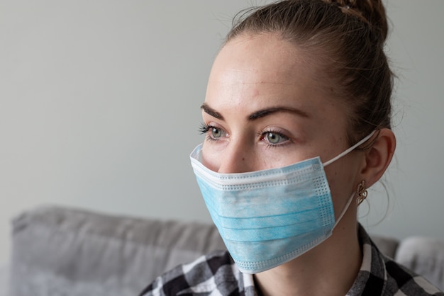 Menina com máscara médica para protegê-la do vírus